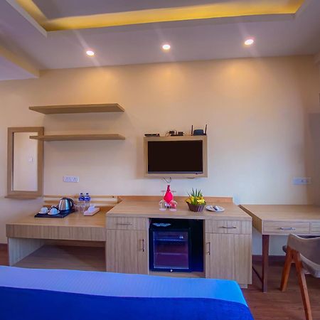 Majestic Lake Front Hotel & Suites Pokhara Extérieur photo