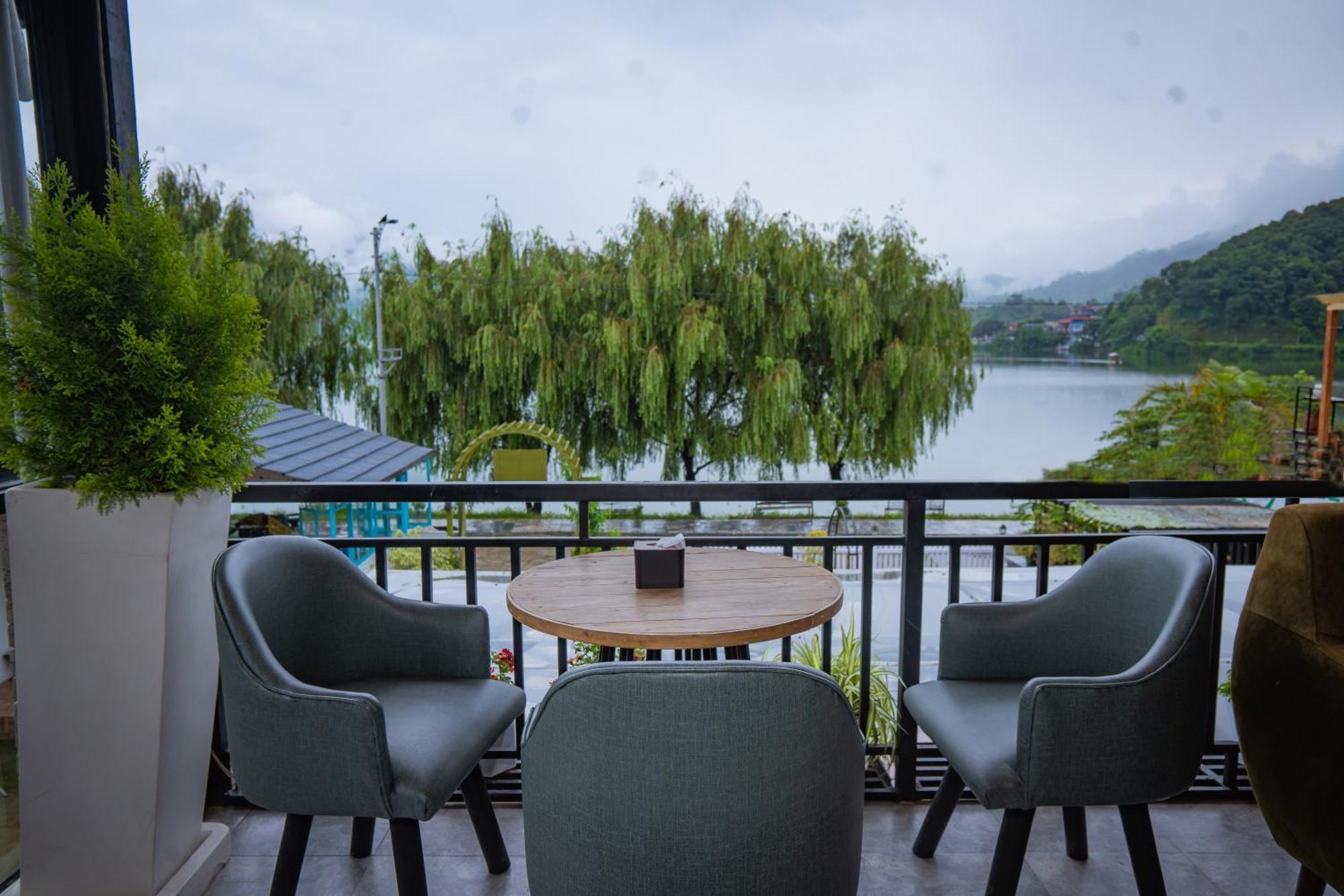 Majestic Lake Front Hotel & Suites Pokhara Extérieur photo
