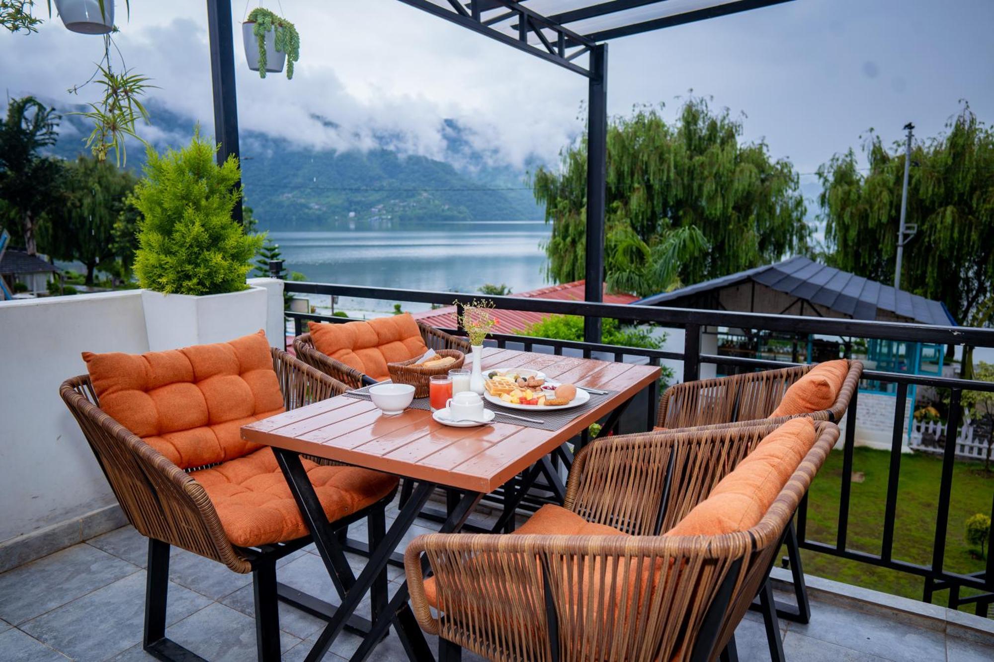 Majestic Lake Front Hotel & Suites Pokhara Extérieur photo