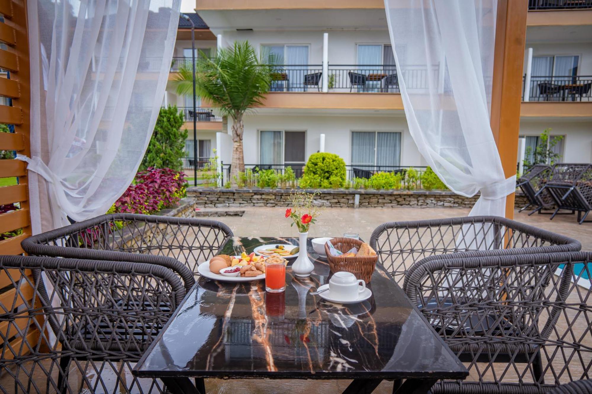 Majestic Lake Front Hotel & Suites Pokhara Extérieur photo