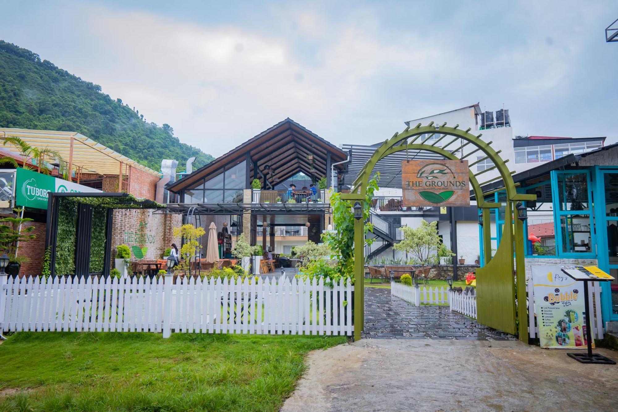 Majestic Lake Front Hotel & Suites Pokhara Extérieur photo