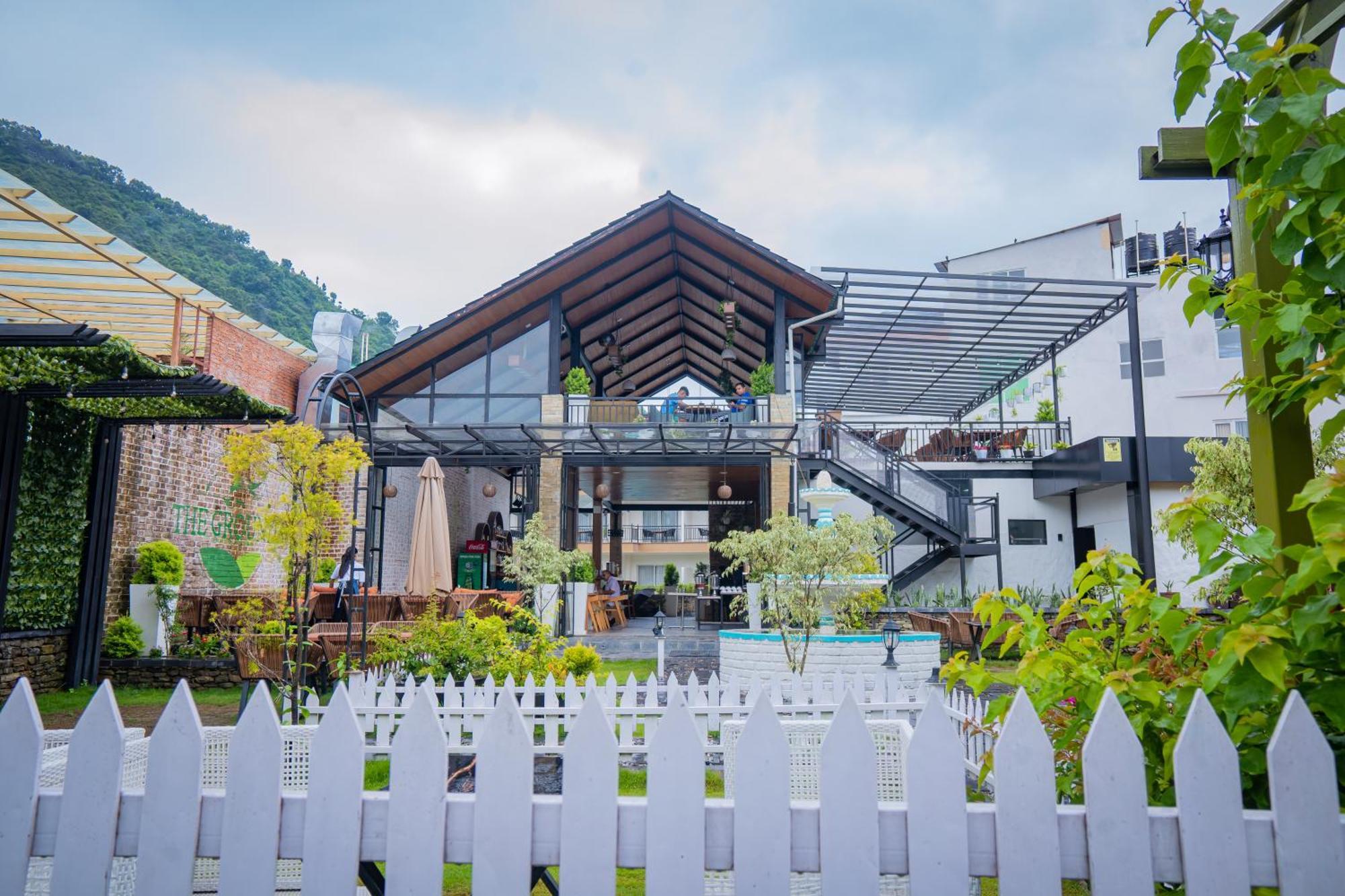 Majestic Lake Front Hotel & Suites Pokhara Extérieur photo