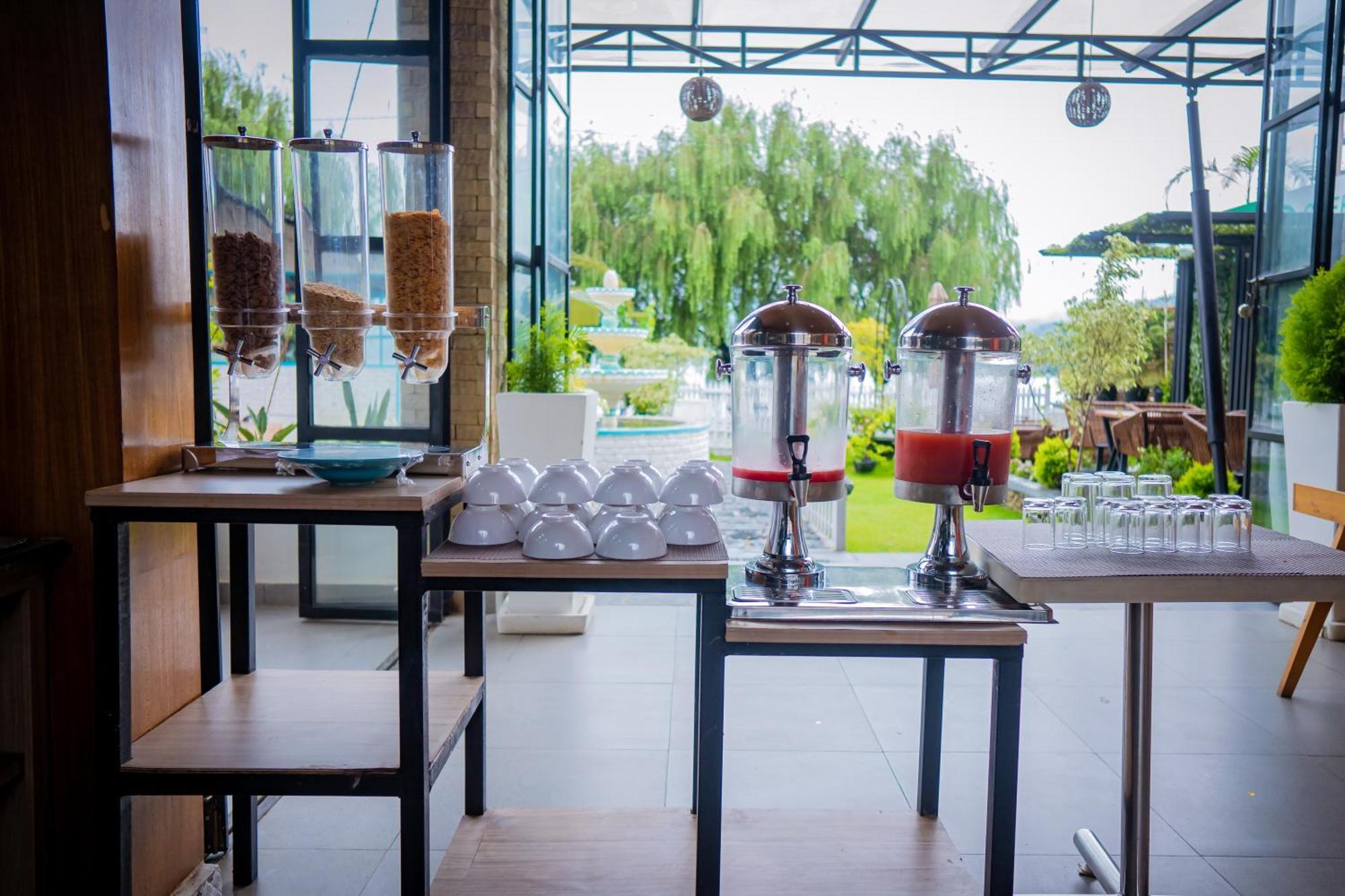 Majestic Lake Front Hotel & Suites Pokhara Extérieur photo