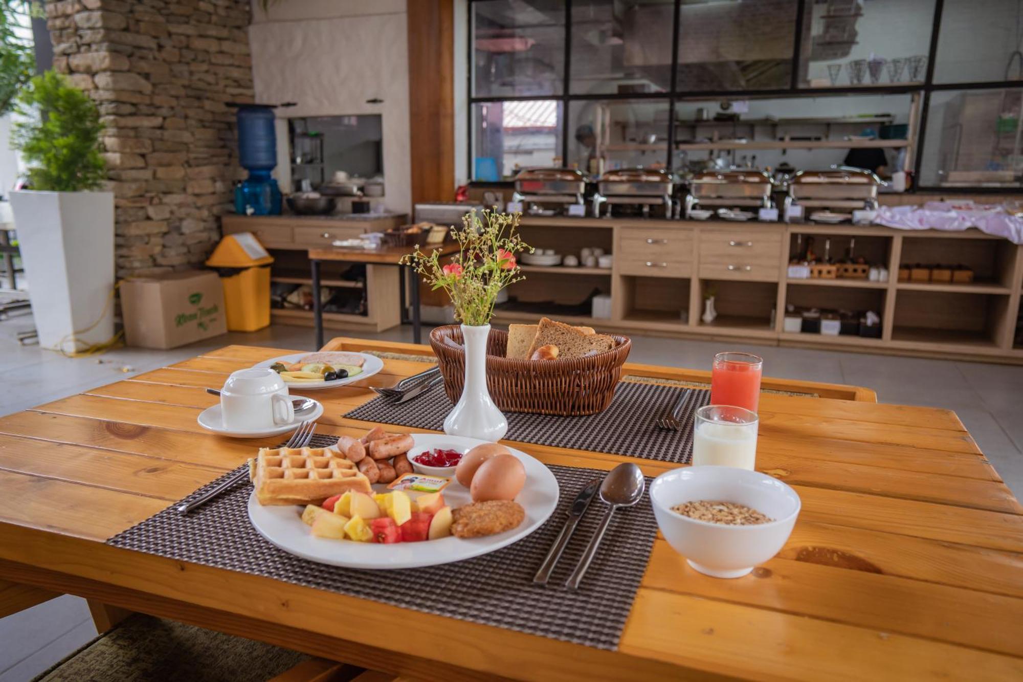 Majestic Lake Front Hotel & Suites Pokhara Extérieur photo