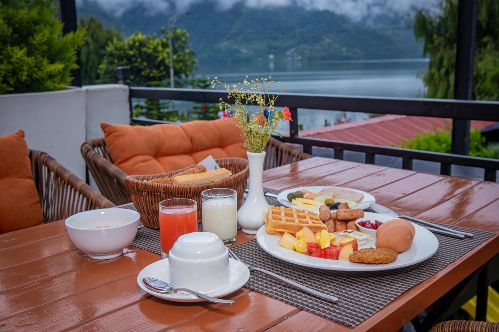 Majestic Lake Front Hotel & Suites Pokhara Extérieur photo
