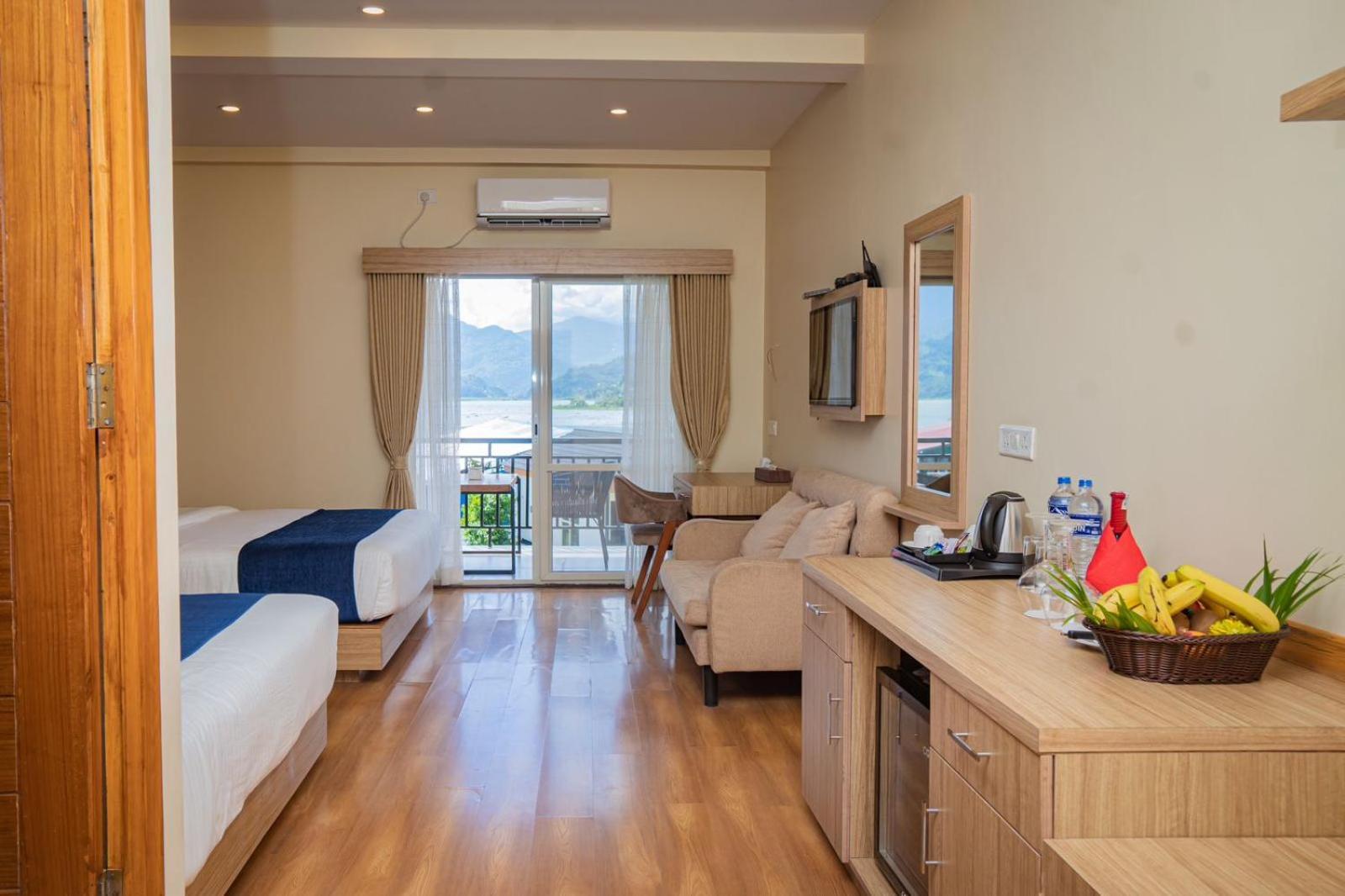 Majestic Lake Front Hotel & Suites Pokhara Extérieur photo