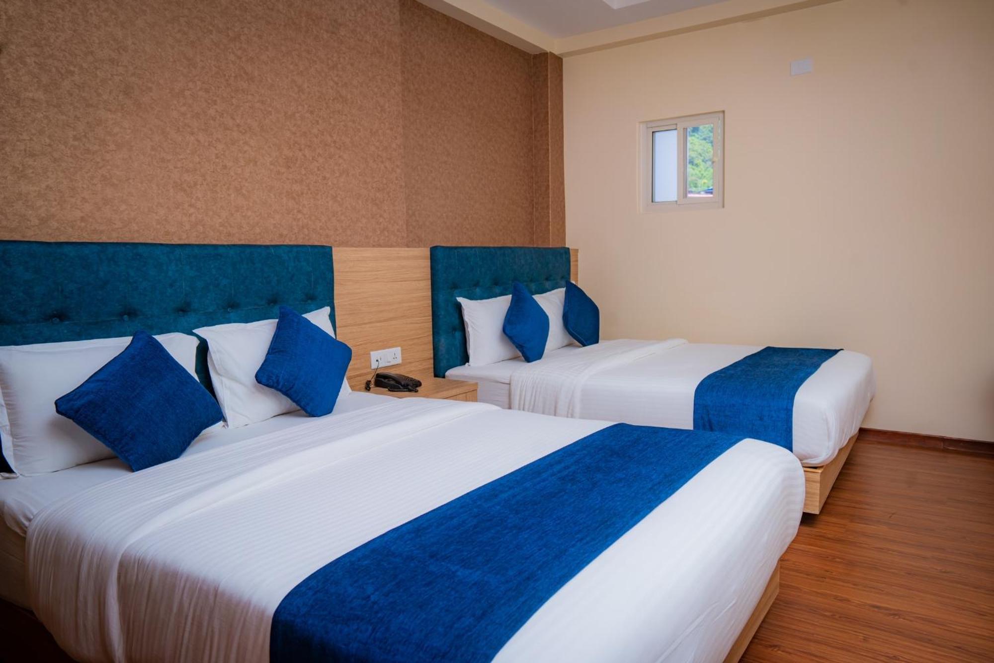 Majestic Lake Front Hotel & Suites Pokhara Extérieur photo