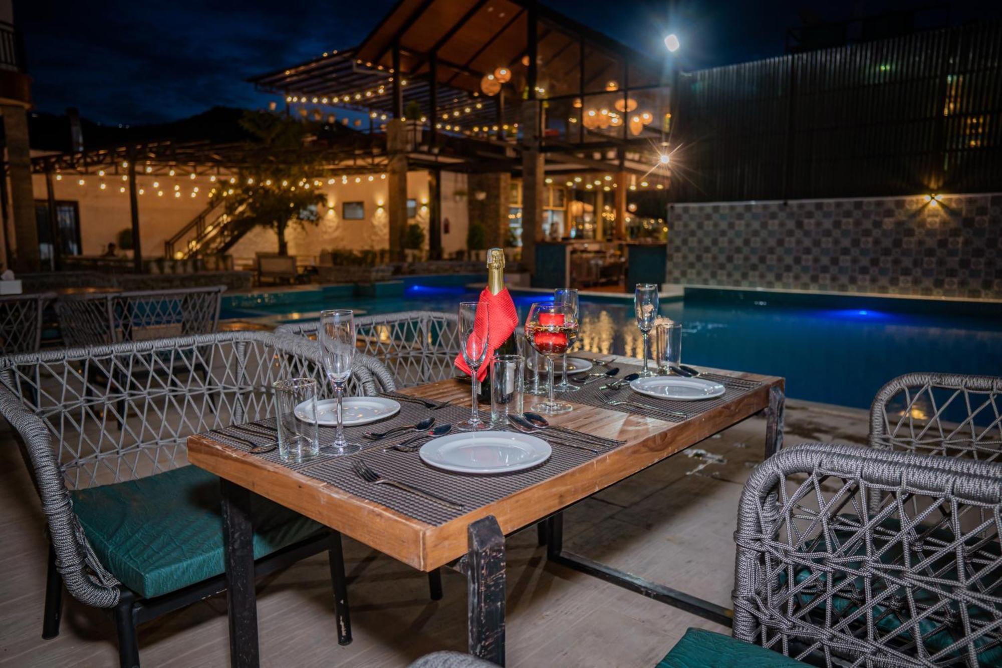 Majestic Lake Front Hotel & Suites Pokhara Extérieur photo