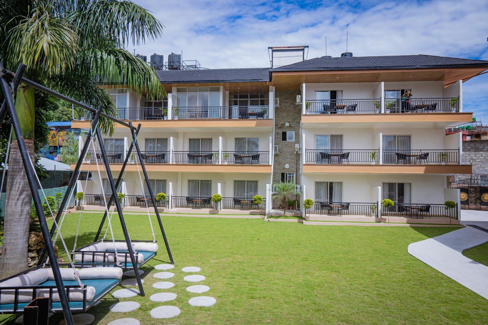 Majestic Lake Front Hotel & Suites Pokhara Extérieur photo