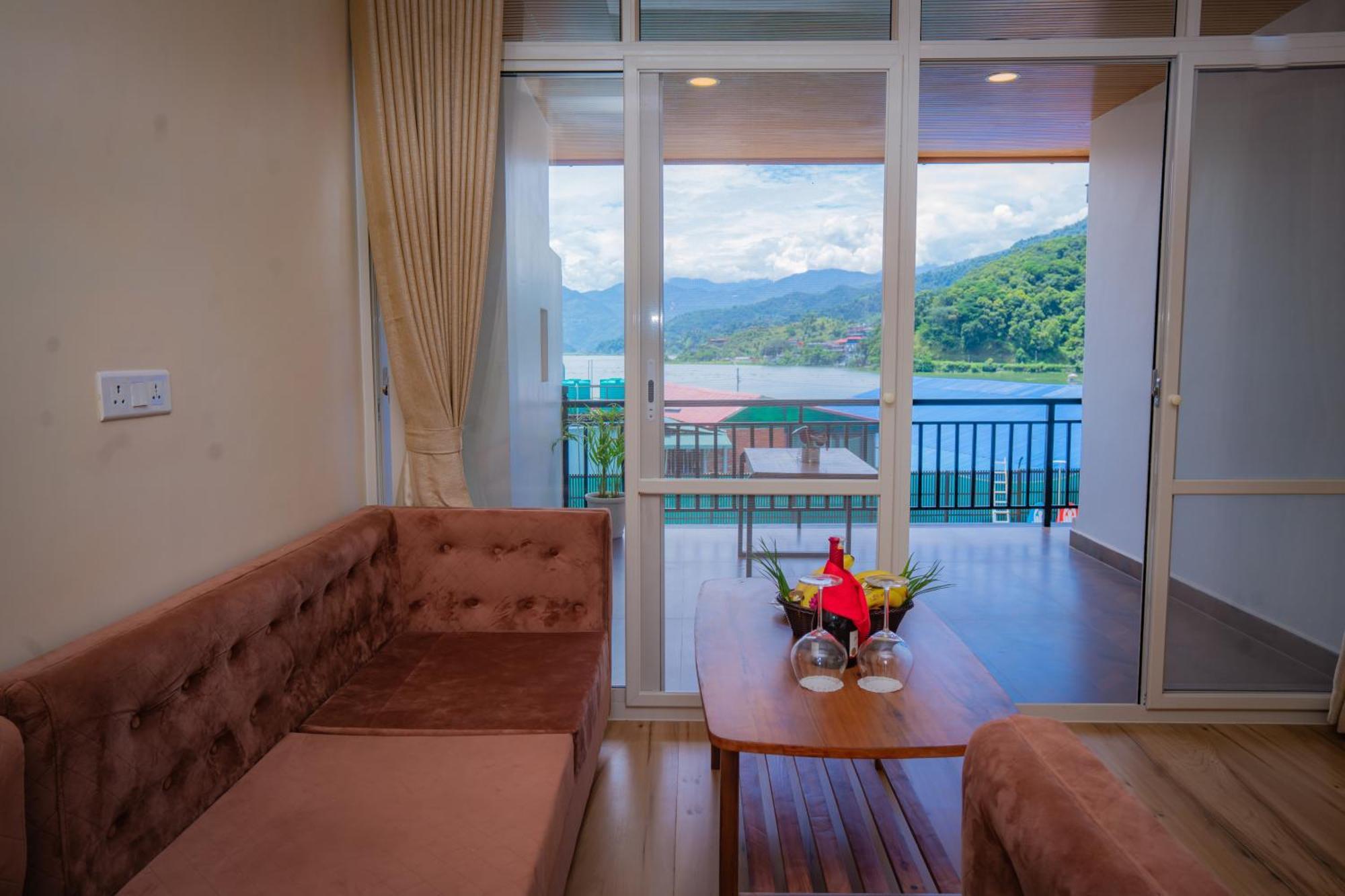 Majestic Lake Front Hotel & Suites Pokhara Extérieur photo