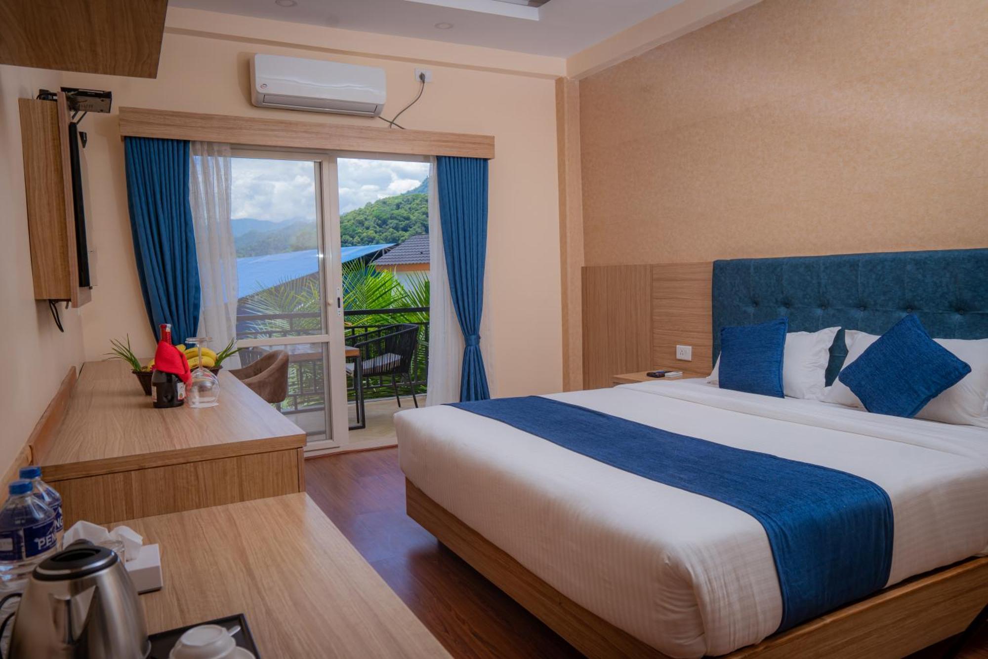 Majestic Lake Front Hotel & Suites Pokhara Extérieur photo
