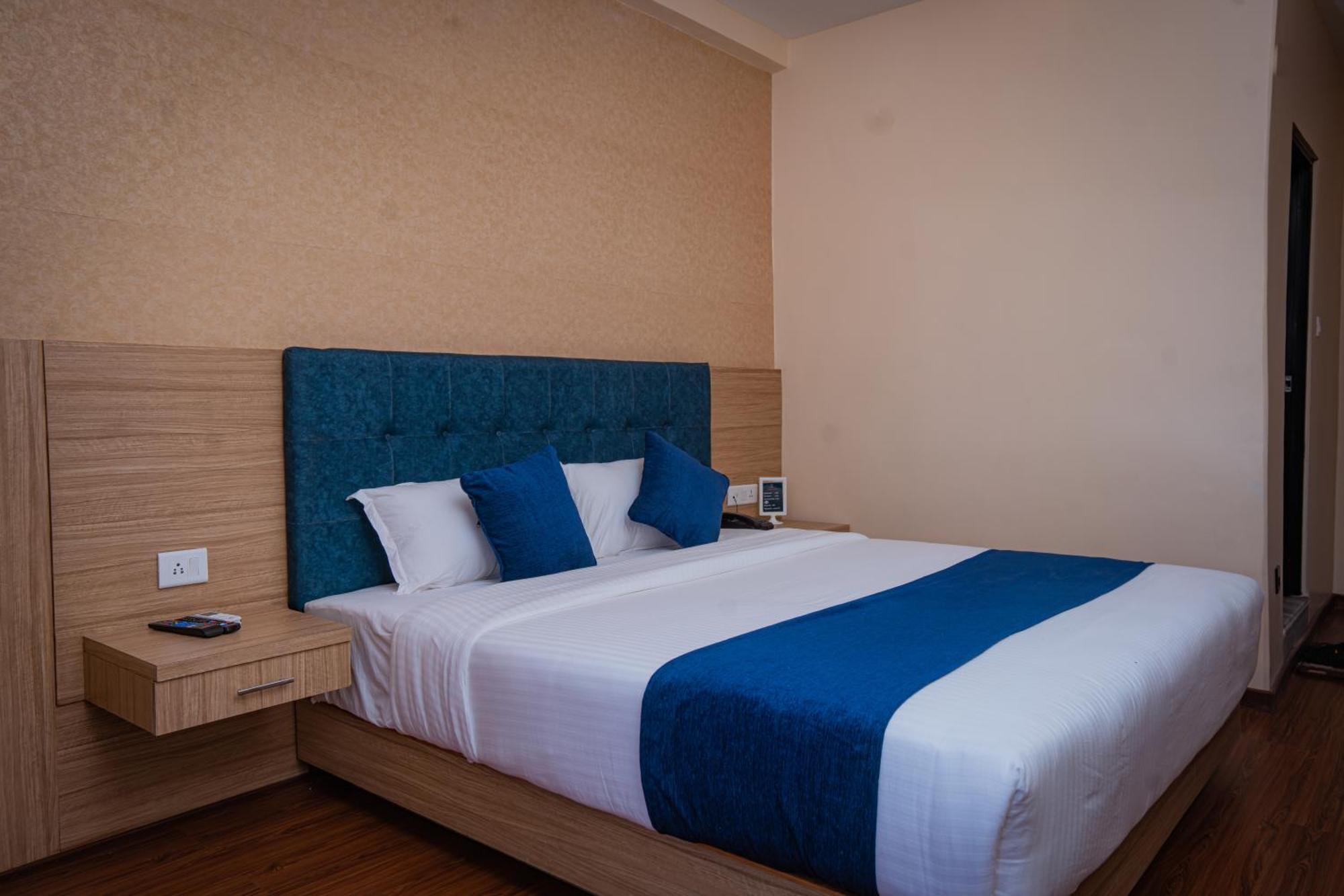 Majestic Lake Front Hotel & Suites Pokhara Extérieur photo