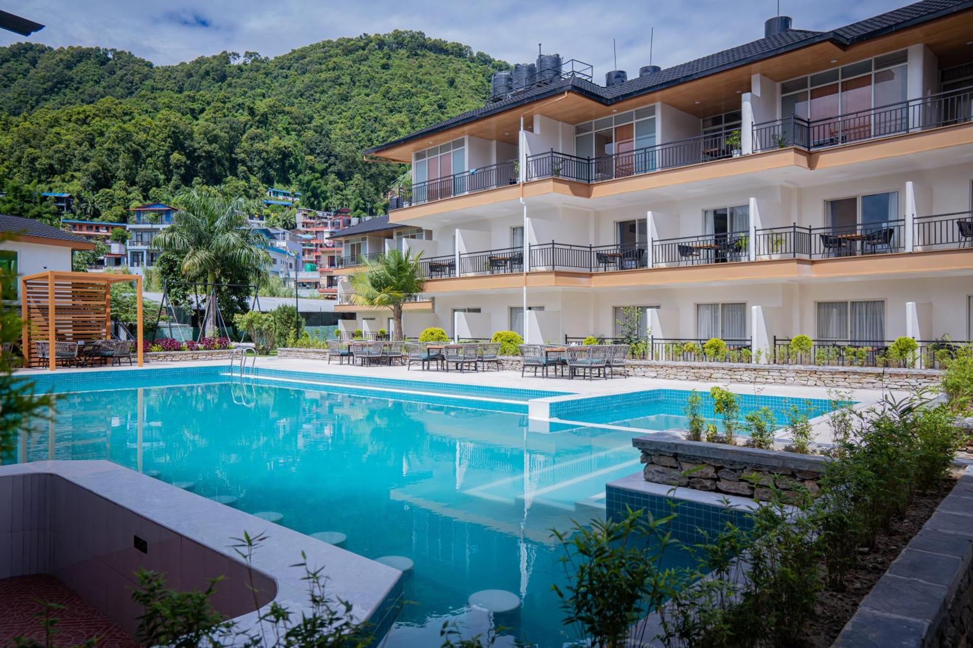Majestic Lake Front Hotel & Suites Pokhara Extérieur photo