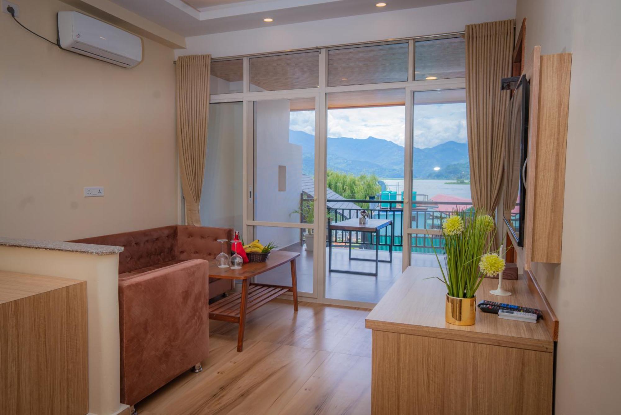 Majestic Lake Front Hotel & Suites Pokhara Extérieur photo