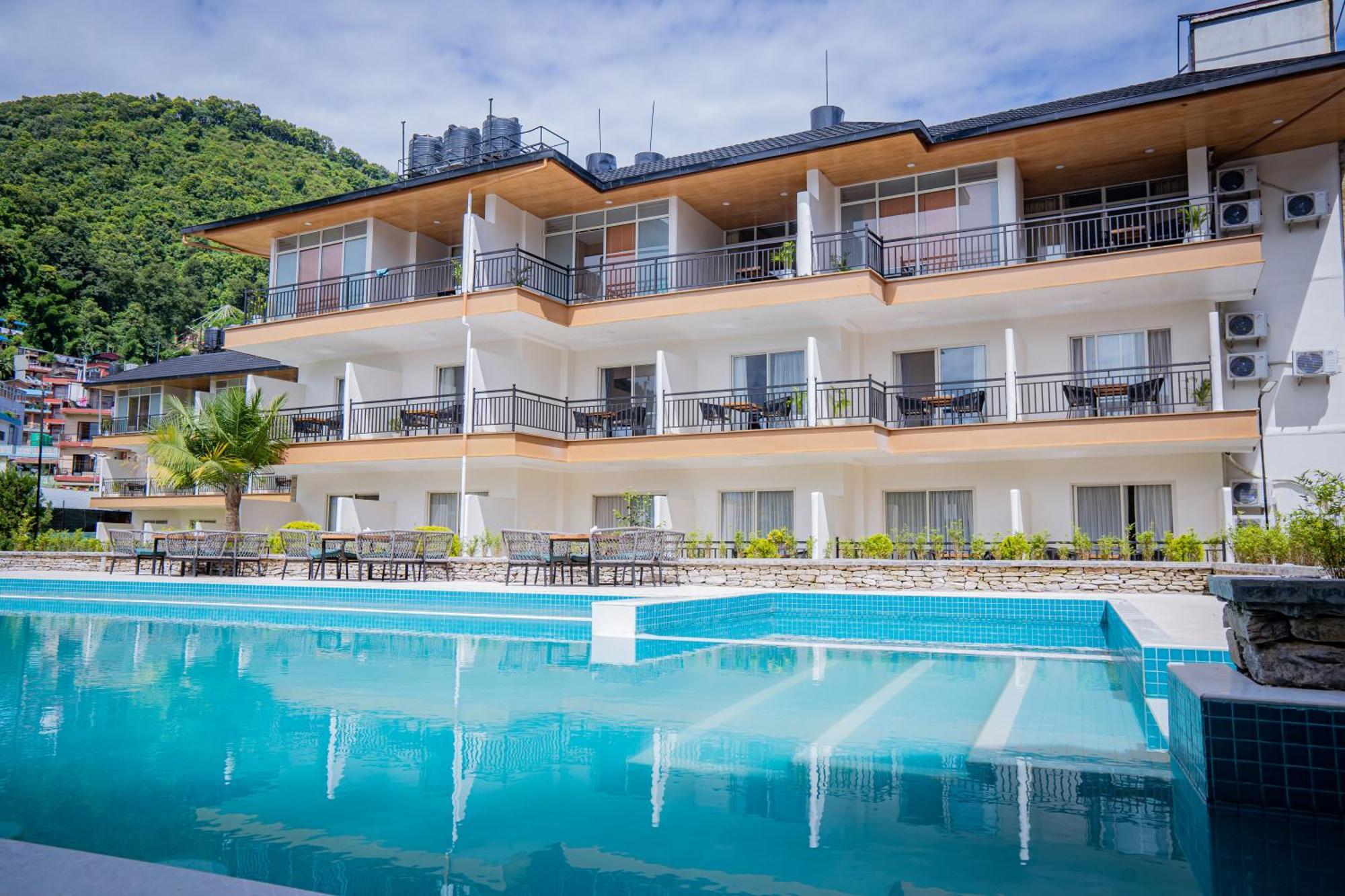 Majestic Lake Front Hotel & Suites Pokhara Extérieur photo