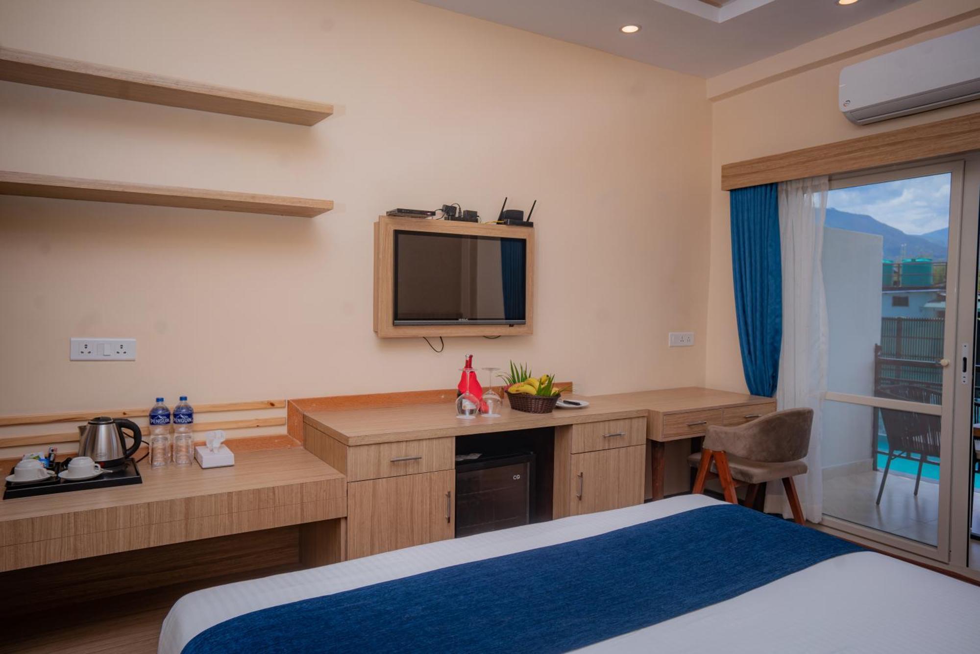Majestic Lake Front Hotel & Suites Pokhara Extérieur photo