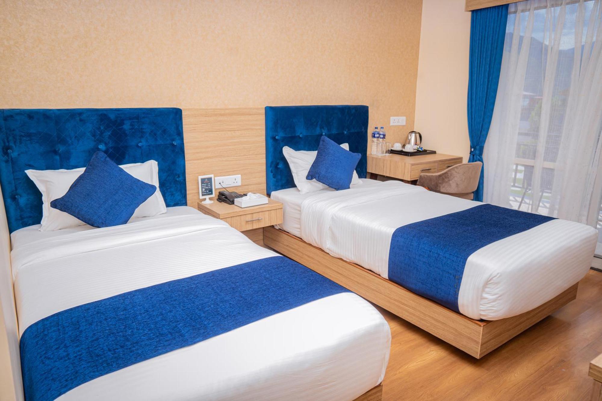 Majestic Lake Front Hotel & Suites Pokhara Extérieur photo