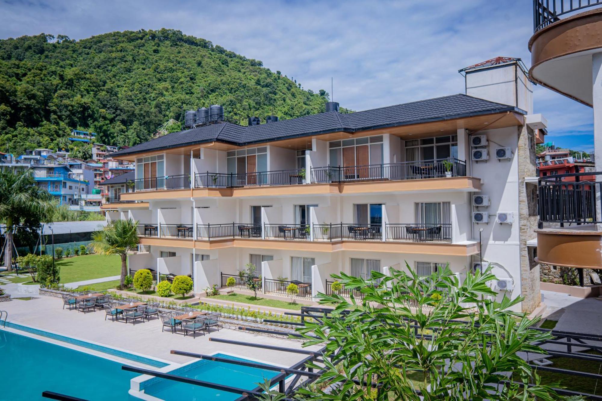 Majestic Lake Front Hotel & Suites Pokhara Extérieur photo