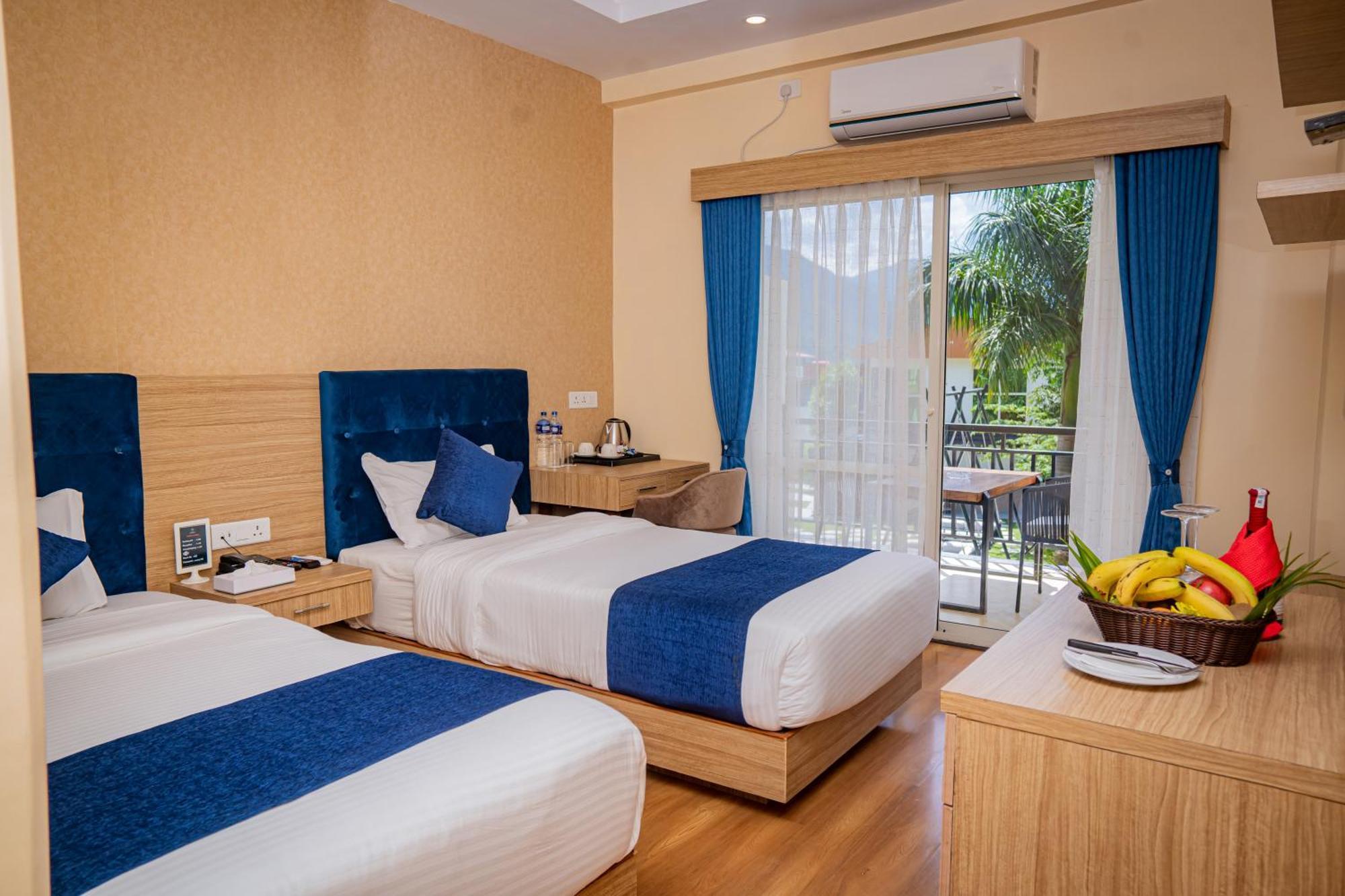 Majestic Lake Front Hotel & Suites Pokhara Extérieur photo