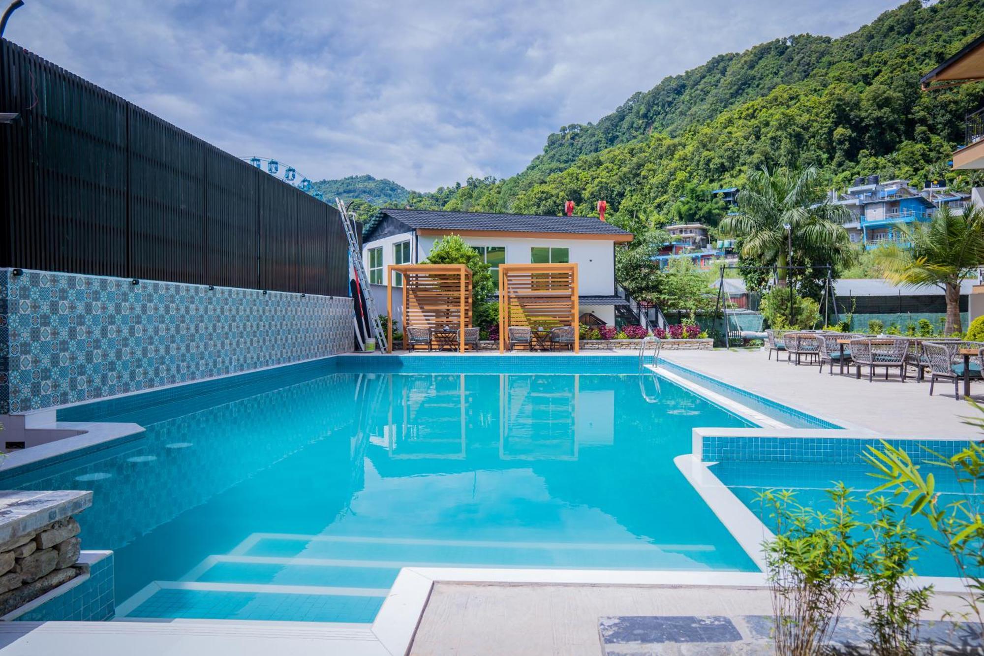 Majestic Lake Front Hotel & Suites Pokhara Extérieur photo