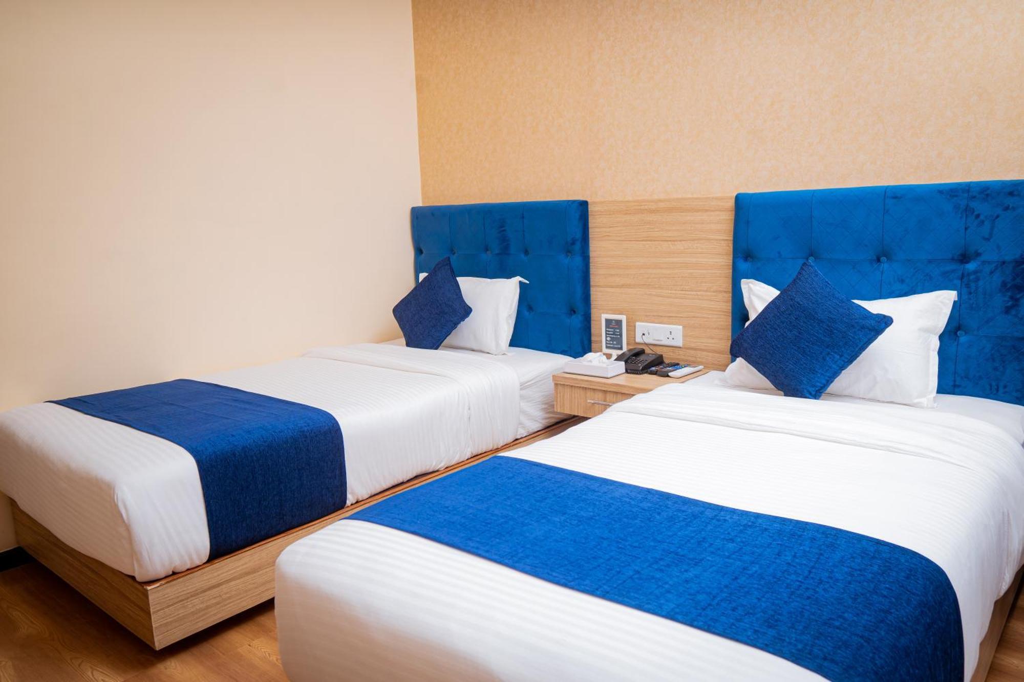 Majestic Lake Front Hotel & Suites Pokhara Extérieur photo