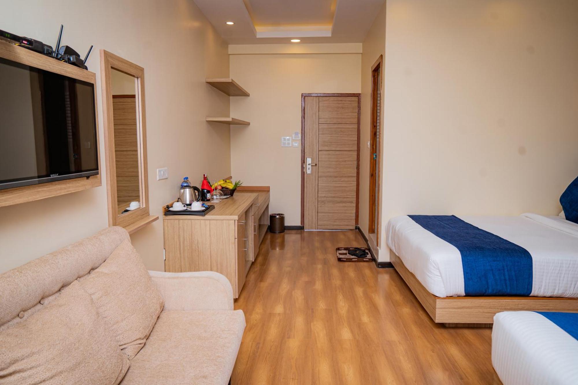 Majestic Lake Front Hotel & Suites Pokhara Extérieur photo