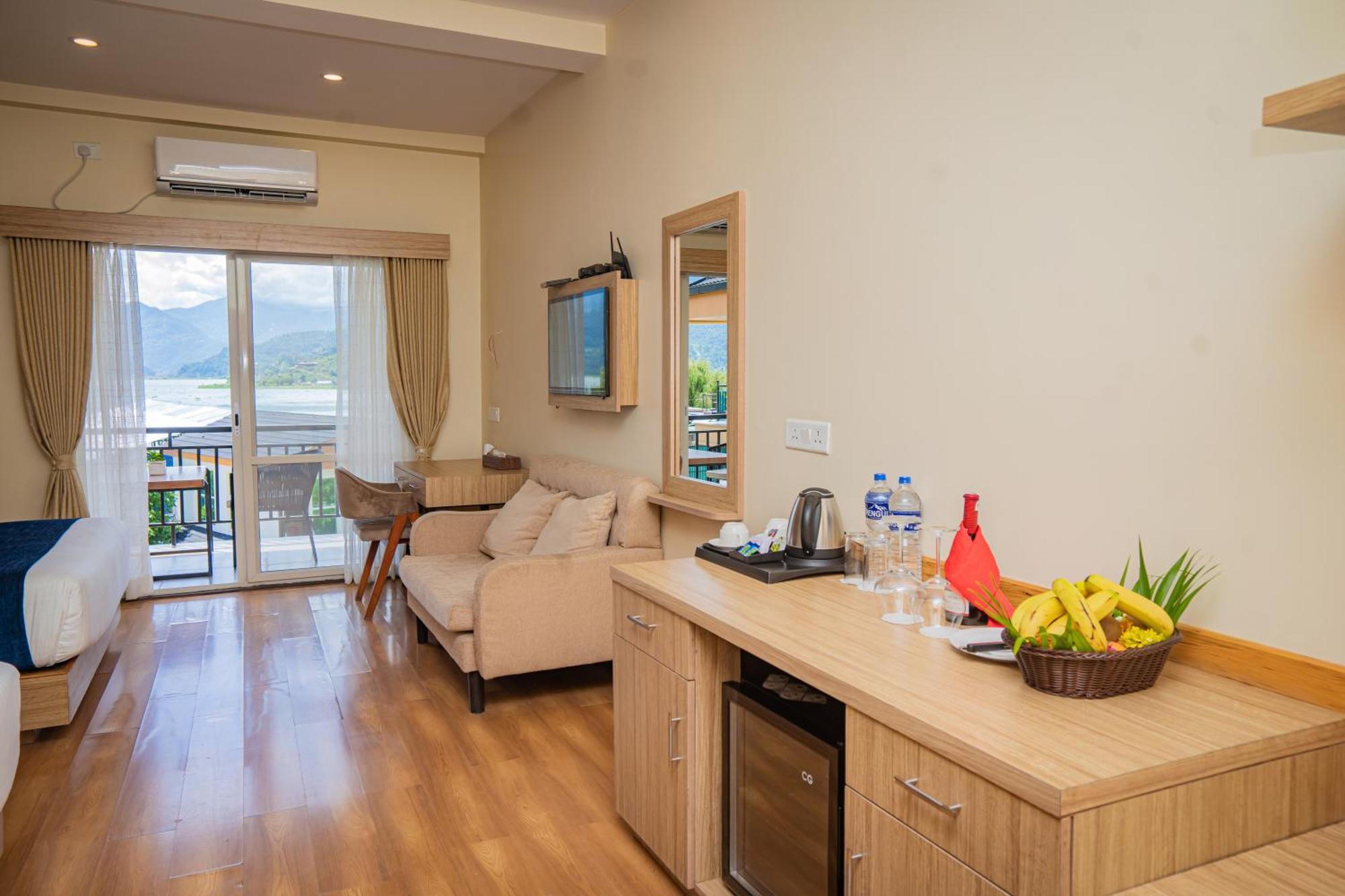 Majestic Lake Front Hotel & Suites Pokhara Extérieur photo