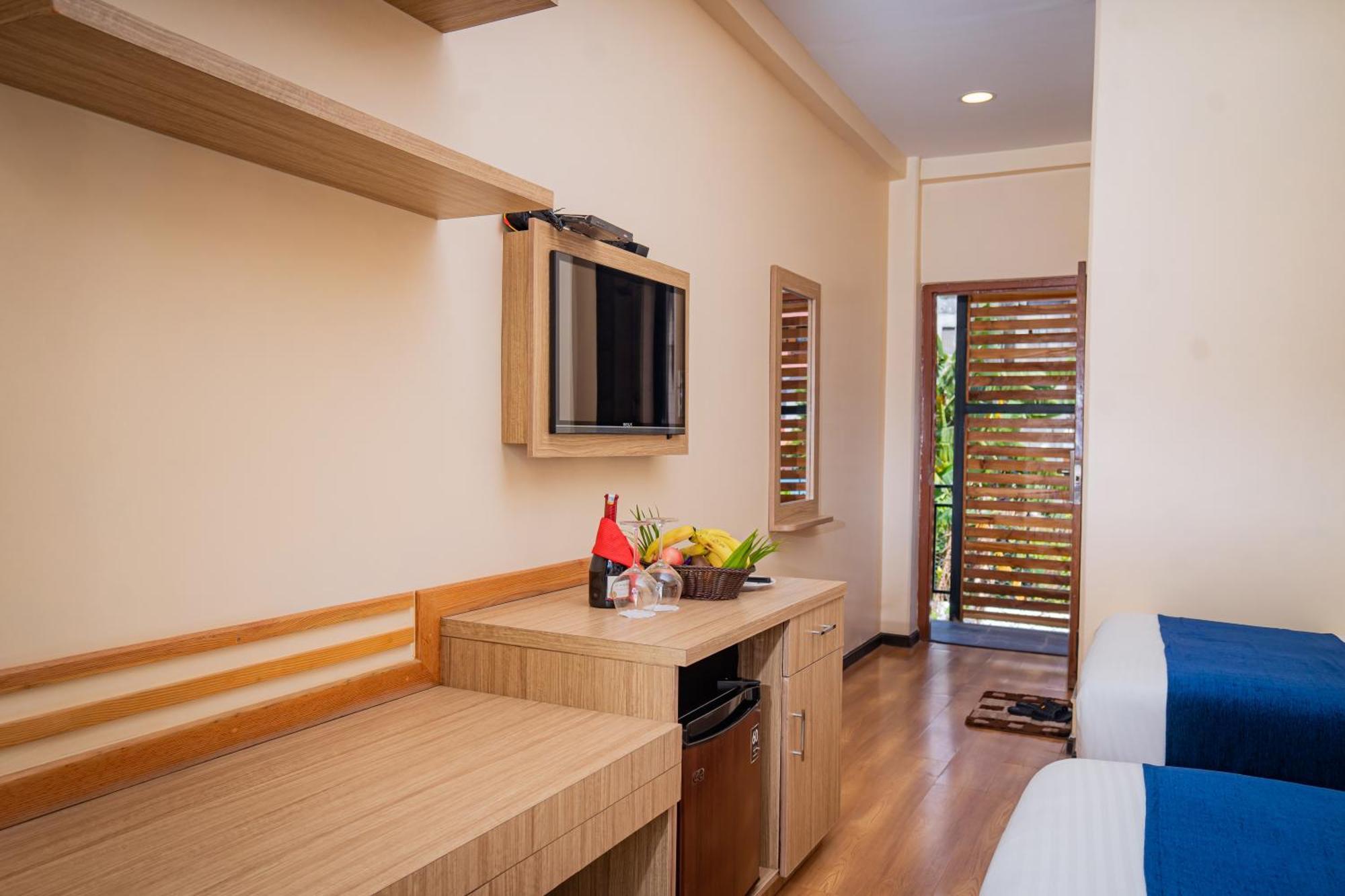 Majestic Lake Front Hotel & Suites Pokhara Extérieur photo