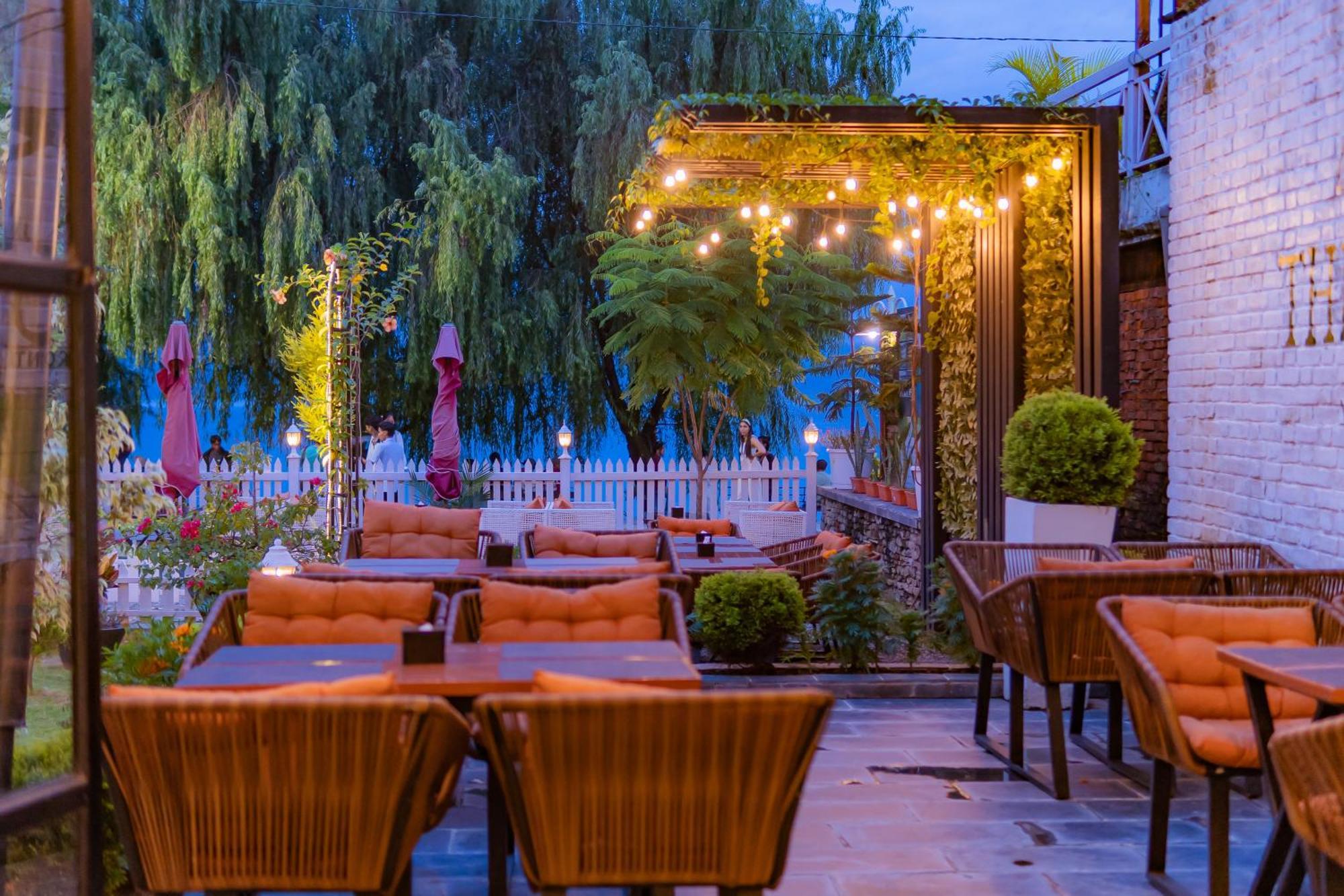 Majestic Lake Front Hotel & Suites Pokhara Extérieur photo