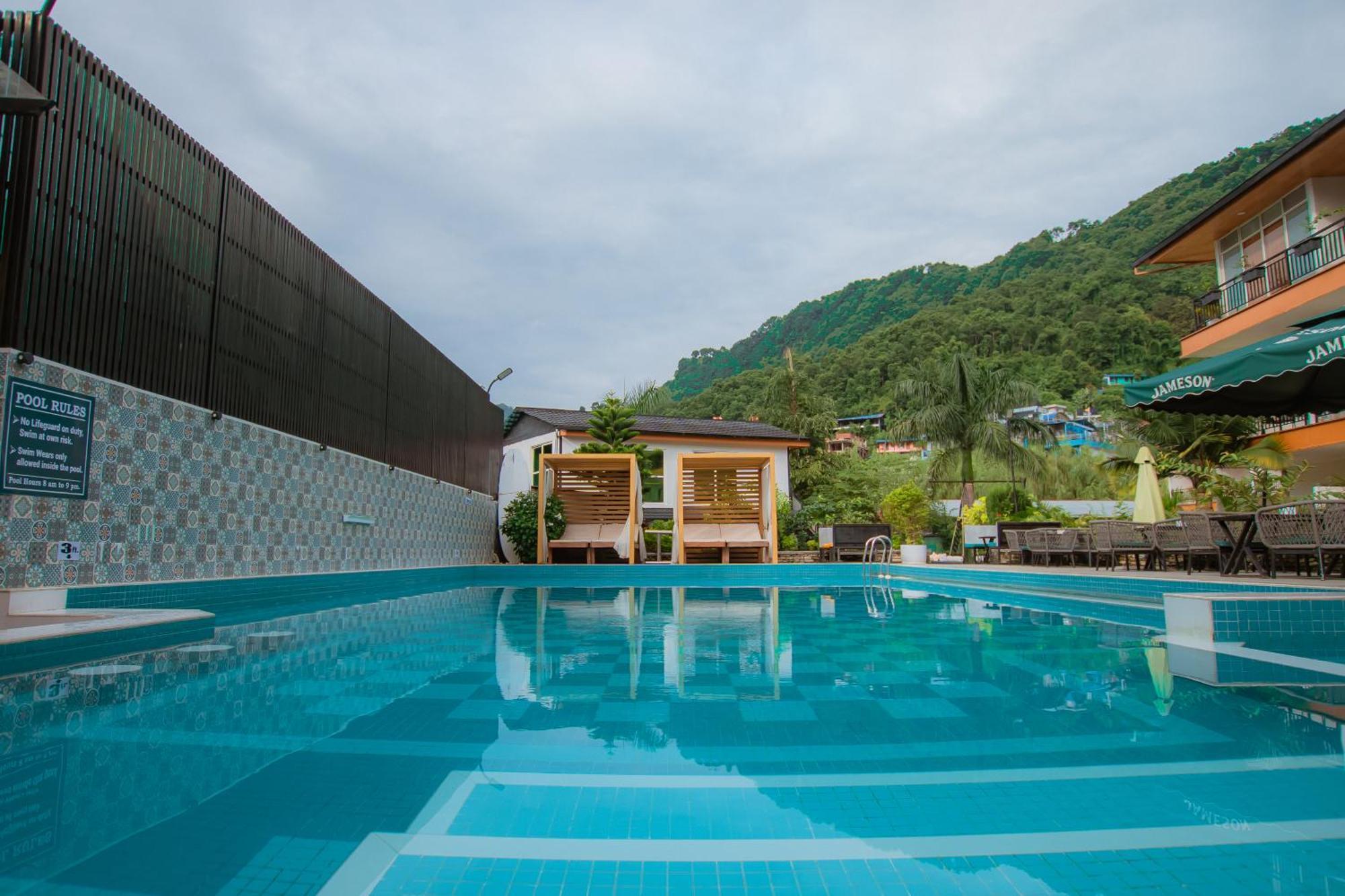 Majestic Lake Front Hotel & Suites Pokhara Extérieur photo