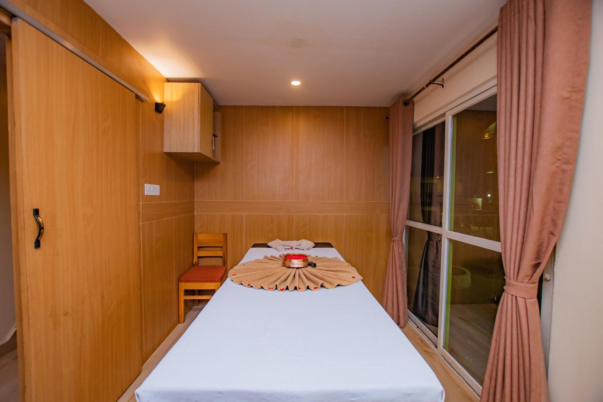 Majestic Lake Front Hotel & Suites Pokhara Extérieur photo