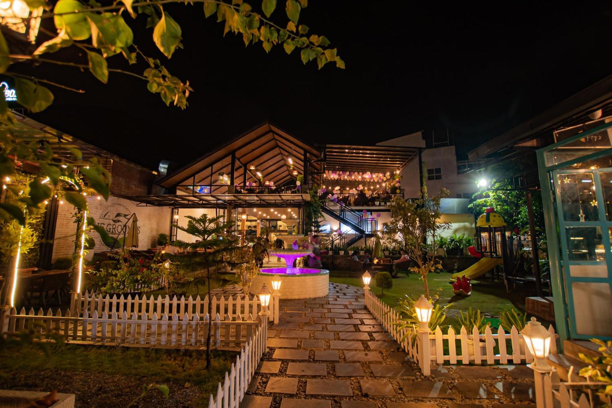 Majestic Lake Front Hotel & Suites Pokhara Extérieur photo