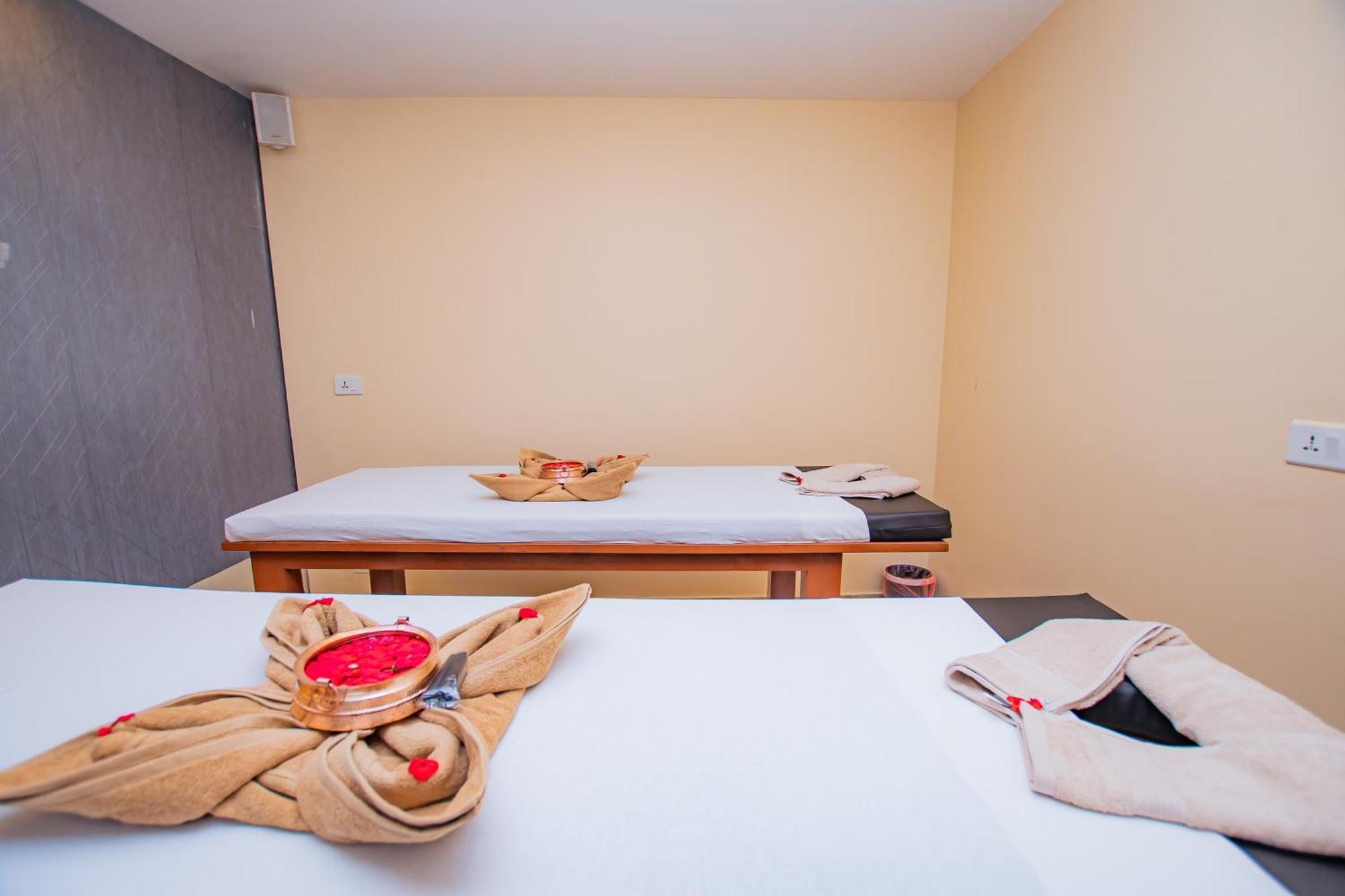 Majestic Lake Front Hotel & Suites Pokhara Extérieur photo