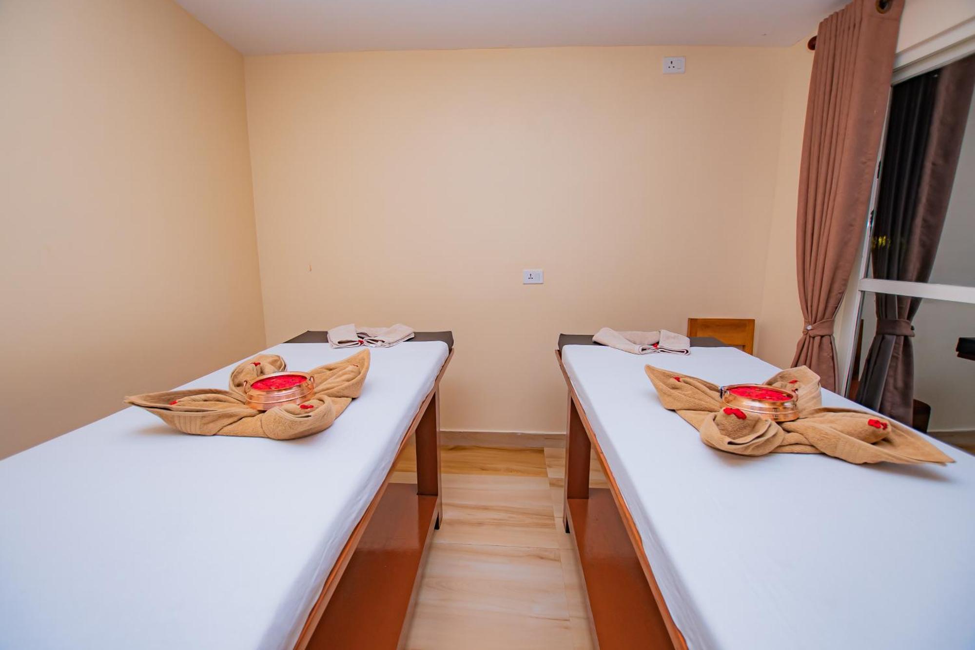 Majestic Lake Front Hotel & Suites Pokhara Extérieur photo